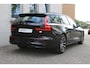 Volvo V60 T6 Plug-In Hybrid Aut. AWD Plus Dark | Onyx Black Metallic | 360° camera | BLIS | Adapt. Cruise Control | Elek. Bed. stoelen met memory | Google-Maps navigatie | Glazen pook | Verwarmbare voor- en achterstoelen | Harman Kardon premium audio | Leder-pakket