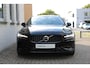 Volvo V60 T6 Plug-In Hybrid Aut. AWD Plus Dark | Onyx Black Metallic | 360° camera | BLIS | Adapt. Cruise Control | Elek. Bed. stoelen met memory | Google-Maps navigatie | Glazen pook | Verwarmbare voor- en achterstoelen | Harman Kardon premium audio | Leder-pakket