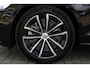 Volvo V60 T6 Plug-In Hybrid Aut. AWD Plus Dark | Onyx Black Metallic | 360° camera | BLIS | Adapt. Cruise Control | Elek. Bed. stoelen met memory | Google-Maps navigatie | Glazen pook | Verwarmbare voor- en achterstoelen | Harman Kardon premium audio | Leder-pakket
