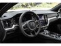 Volvo V60 T8 Automaat Twin Engine AWD Aut Ultimate Dark | Premium Audio by Bowers en Wilkins | Panoramadak | Semi Electrische Trekhaak | Verwarmbare voorstoelen, achterbank en stuurwiel | Adaptieve Cruise control | Head Up display | Rondomzicht Camera | Blind Spot | Alarmklasse 3 | 19 inch Lichtmetalen velgen
