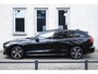 Volvo V60 T8 Automaat Twin Engine AWD Aut Ultimate Dark | Premium Audio by Bowers en Wilkins | Panoramadak | Semi Electrische Trekhaak | Verwarmbare voorstoelen, achterbank en stuurwiel | Adaptieve Cruise control | Head Up display | Rondomzicht Camera | Blind Spot | Alarmklasse 3 | 19 inch Lichtmetalen velgen