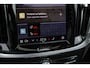 Volvo V60 T8 Automaat Twin Engine AWD Aut Ultimate Dark | Premium Audio by Bowers en Wilkins | Panoramadak | Semi Electrische Trekhaak | Verwarmbare voorstoelen, achterbank en stuurwiel | Adaptieve Cruise control | Head Up display | Rondomzicht Camera | Blind Spot | Alarmklasse 3 | 19 inch Lichtmetalen velgen