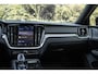 Volvo V60 T8 Automaat Twin Engine AWD Aut Ultimate Dark | Premium Audio by Bowers en Wilkins | Panoramadak | Semi Electrische Trekhaak | Verwarmbare voorstoelen, achterbank en stuurwiel | Adaptieve Cruise control | Head Up display | Rondomzicht Camera | Blind Spot | Alarmklasse 3 | 19 inch Lichtmetalen velgen