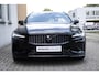 Volvo V60 T8 Automaat Twin Engine AWD Aut Ultimate Dark | Premium Audio by Bowers en Wilkins | Panoramadak | Semi Electrische Trekhaak | Verwarmbare voorstoelen, achterbank en stuurwiel | Adaptieve Cruise control | Head Up display | Rondomzicht Camera | Blind Spot | Alarmklasse 3 | 19 inch Lichtmetalen velgen
