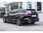 Volvo V60 T8 Automaat Twin Engine AWD Aut Ultimate Dark | Premium Audio by Bowers en Wilkins | Panoramadak | Semi Electrische Trekhaak | Verwarmbare voorstoelen, achterbank en stuurwiel | Adaptieve Cruise control | Head Up display | Rondomzicht Camera | Blind Spot | Alarmklasse 3 | 19 inch Lichtmetalen velgen