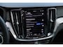 Volvo V60 T8 Automaat Twin Engine AWD Aut Ultimate Dark | Premium Audio by Bowers en Wilkins | Panoramadak | Semi Electrische Trekhaak | Verwarmbare voorstoelen, achterbank en stuurwiel | Adaptieve Cruise control | Head Up display | Rondomzicht Camera | Blind Spot | Alarmklasse 3 | 19 inch Lichtmetalen velgen