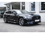 Volvo V60 T8 Automaat Twin Engine AWD Aut Ultimate Dark | Premium Audio by Bowers en Wilkins | Panoramadak | Semi Electrische Trekhaak | Verwarmbare voorstoelen, achterbank en stuurwiel | Adaptieve Cruise control | Head Up display | Rondomzicht Camera | Blind Spot | Alarmklasse 3 | 19 inch Lichtmetalen velgen
