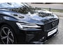 Volvo V60 T8 Automaat Twin Engine AWD Aut Ultimate Dark | Premium Audio by Bowers en Wilkins | Panoramadak | Semi Electrische Trekhaak | Verwarmbare voorstoelen, achterbank en stuurwiel | Adaptieve Cruise control | Head Up display | Rondomzicht Camera | Blind Spot | Alarmklasse 3 | 19 inch Lichtmetalen velgen