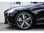 Volvo V60 T8 Automaat Twin Engine AWD Aut Ultimate Dark | Premium Audio by Bowers en Wilkins | Panoramadak | Semi Electrische Trekhaak | Verwarmbare voorstoelen, achterbank en stuurwiel | Adaptieve Cruise control | Head Up display | Rondomzicht Camera | Blind Spot | Alarmklasse 3 | 19 inch Lichtmetalen velgen