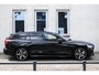 Volvo V60 T8 Automaat Twin Engine AWD Aut Ultimate Dark | Premium Audio by Bowers en Wilkins | Panoramadak | Semi Electrische Trekhaak | Verwarmbare voorstoelen, achterbank en stuurwiel | Adaptieve Cruise control | Head Up display | Rondomzicht Camera | Blind Spot | Alarmklasse 3 | 19 inch Lichtmetalen velgen
