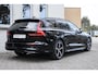 Volvo V60 T8 Automaat Twin Engine AWD Aut Ultimate Dark | Premium Audio by Bowers en Wilkins | Panoramadak | Semi Electrische Trekhaak | Verwarmbare voorstoelen, achterbank en stuurwiel | Adaptieve Cruise control | Head Up display | Rondomzicht Camera | Blind Spot | Alarmklasse 3 | 19 inch Lichtmetalen velgen
