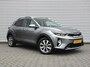 Kia Stonic 1.0 T-GDi MHEV DynamicPlusLine | Stuur-/stoelverwarming | Camera | Clima | Cruise | 16" LM | Navi | LED | Keyless |