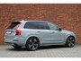 Volvo XC90 T8 Plug-in hybrid AWD Ultra Dark Verwarmbare voorstoelen | Massagefunctie voorstoelen | Verwarmbaar stuurwiel | Ventileerbare voorstoelen | Verwarmbare achterbank | Premium Audio by Bowers & Wilkins | Panoramadak | Luchtvering | Rondom zichtcamera | 22 inch Lichtmetalen velgen | Semi elektrische trekhaak