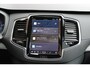 Volvo XC90 T8 Plug-in hybrid AWD Ultra Dark Verwarmbare voorstoelen | Massagefunctie voorstoelen | Verwarmbaar stuurwiel | Ventileerbare voorstoelen | Verwarmbare achterbank | Premium Audio by Bowers & Wilkins | Panoramadak | Luchtvering | Rondom zichtcamera | 22 inch Lichtmetalen velgen | Semi elektrische trekhaak