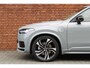 Volvo XC90 T8 Plug-in hybrid AWD Ultra Dark Verwarmbare voorstoelen | Massagefunctie voorstoelen | Verwarmbaar stuurwiel | Ventileerbare voorstoelen | Verwarmbare achterbank | Premium Audio by Bowers & Wilkins | Panoramadak | Luchtvering | Rondom zichtcamera | 22 inch Lichtmetalen velgen | Semi elektrische trekhaak