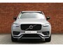 Volvo XC90 T8 Plug-in hybrid AWD Ultra Dark Verwarmbare voorstoelen | Massagefunctie voorstoelen | Verwarmbaar stuurwiel | Ventileerbare voorstoelen | Verwarmbare achterbank | Premium Audio by Bowers & Wilkins | Panoramadak | Luchtvering | Rondom zichtcamera | 22 inch Lichtmetalen velgen | Semi elektrische trekhaak