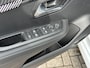 Peugeot 208 1.2 Hybrid 110 PK Allure | Hybride Elektrisch rijden met Automaat | 360 Graden Camera + Dodehoek detectie | Stoelverwarming |  LED Verlichting | Navigatie | Lichtmetalen Velgen | Cruise & Climate Control.