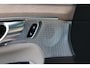 Volvo XC90 2.0 T8 Plug-in hybrid AWD Ultra Bright | Luchtvering | Geventileerd leer met stoelkoeling | voorstoel(en) met massagefunctie | Google Navigatie | Head Up Display | Bowers & Wilkins audiosysteem | Standkachel | Stoelverwarming | 360° Parkeercamera | Extra getint glas