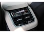 Volvo XC90 T8 Plug-in hybrid AWD Ultra Bright | Luchtvering | Geventileerd leer met stoelkoeling | voorstoel(en) met massagefunctie | Google Navigatie | Head Up Display | Bowers & Wilkins audiosysteem | Standkachel | Stoelverwarming | 360° Parkeercamera | Extra getint glas