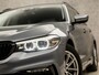 BMW 5-Serie Touring 520d High Executive Sportline 191Pk Automaat (APPLE CARPLAY, LEDER, SFEERVERLICHTING, GETINT GLAS, ELEK SPORTSTOELEN, STOELVERWARMING, VIRTUAL COCKPIT, NIEUWE APK, NIEUWSTAAT)