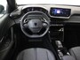 Peugeot 2008 1.2 Hybrid 136 Allure | Stoelverwarming | Remote services | Parkeersensoren achter | Cruise control | Automatisch dimmende binnenspiegel |