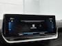 Peugeot e-2008 SUV EV GT 50 kWh 136pk | Accu SOH 92,6% | Navigatie | Schuif-/Kanteldak | Achteruitrijcamera | Full Led koplampen | 3D Cockpit | Climate Control | Adaptieve Cruise Control | Half Lederen sportstoelen | Parkeersensoren v+a | Keyless | Apple Carplay / Android Auto | DAB+ radio | Donker getint glas | 17" lichtmetalen velgen |