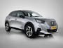 Peugeot e-2008 SUV EV GT 50 kWh 136pk | Accu SOH 92,6% | Navigatie | Schuif-/Kanteldak | Achteruitrijcamera | Full Led koplampen | 3D Cockpit | Climate Control | Adaptieve Cruise Control | Half Lederen sportstoelen | Parkeersensoren v+a | Keyless | Apple Carplay / Android Auto | DAB+ radio | Donker getint glas | 17" lichtmetalen velgen |