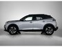 Peugeot e-2008 SUV EV GT 50 kWh 136pk | Accu SOH 92,6% | Navigatie | Schuif-/Kanteldak | Achteruitrijcamera | Full Led koplampen | 3D Cockpit | Climate Control | Adaptieve Cruise Control | Half Lederen sportstoelen | Parkeersensoren v+a | Keyless | Apple Carplay / Android Auto | DAB+ radio | Donker getint glas | 17" lichtmetalen velgen |
