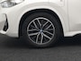 BMW X1 xDrive30e M Sport Plug In Hybrid 326pk Dealer O.H PHEV | Trekhaak Af Fabriek | Head Up | 360 Camera | Adaptive Cruise | Harman Kardon | Alcantara Sportstoelen Memory & Verwarmd | Apple Carplay | Navigatie | Sfeerverlichting |