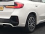 BMW X1 xDrive30e M Sport Plug In Hybrid 326pk Dealer O.H PHEV | Trekhaak Af Fabriek | Head Up | 360 Camera | Adaptive Cruise | Harman Kardon | Alcantara Sportstoelen Memory & Verwarmd | Apple Carplay | Navigatie | Sfeerverlichting |
