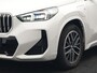 BMW X1 xDrive30e M Sport Plug In Hybrid 326pk Dealer O.H PHEV | Trekhaak Af Fabriek | Head Up | 360 Camera | Adaptive Cruise | Harman Kardon | Alcantara Sportstoelen Memory & Verwarmd | Apple Carplay | Navigatie | Sfeerverlichting |