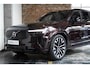Volvo XC90 T8 Plug-in hybrid AWD Ultra Dark | Panoramadak | Luchtvering | Premium audio by  Bowers & Wilkins | Verwarmbare en ventileerbare voorstoelen | Verwarmbaar stuurwiel | Verwarmbare achterbank | Rondom zichtcamera | 21 inch Lichtmetalen velgen