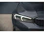 BMW 3-Serie 320e High Executive M Sport | Panoramadak | Harman Kardon | Carbon | Camera | Adaptive LED | Stoelverwarming | Stuurverwarming | Apple Carplay | Navigatie | Cruise Control | Memory Seat | Trekhaak | Keyless | Shadowline