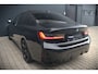 BMW 3-Serie 320e High Executive M Sport | Panoramadak | Harman Kardon | Carbon | Camera | Adaptive LED | Stoelverwarming | Stuurverwarming | Apple Carplay | Navigatie | Cruise Control | Memory Seat | Trekhaak | Keyless | Shadowline