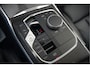 BMW 3-Serie 320e High Executive M Sport | Panoramadak | Harman Kardon | Carbon | Camera | Adaptive LED | Stoelverwarming | Stuurverwarming | Apple Carplay | Navigatie | Cruise Control | Memory Seat | Trekhaak | Keyless | Shadowline
