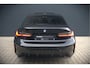 BMW 3-Serie 320e High Executive M Sport | Panoramadak | Harman Kardon | Carbon | Camera | Adaptive LED | Stoelverwarming | Stuurverwarming | Apple Carplay | Navigatie | Cruise Control | Memory Seat | Trekhaak | Keyless | Shadowline