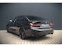 BMW 3-Serie 320e High Executive M Sport | Panoramadak | Harman Kardon | Carbon | Camera | Adaptive LED | Stoelverwarming | Stuurverwarming | Apple Carplay | Navigatie | Cruise Control | Memory Seat | Trekhaak | Keyless | Shadowline