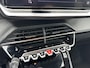 Peugeot 208 1.2 Hybrid 110 PK Allure Automaat € 4,000,- DEMO VOORDEEL | Hybride Automaat | Navigatie | 360 Graden Camera | Stoelverwarming | Climate Control | Cruise Control | Parkeersensoren V+A | LED Verlichting | Draadloze Apple Carplay / Android Auto | 16" Lichtmetalen Velgen |