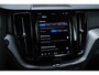 Volvo XC60 T8 Automaat Plug-in hybrid AWD Ultra Dark Panoramadak met schuif-/kantelfunctie | Luchtvering | Semi elektrische trekhaak | Premium audio by Harman Kardon | Verwarmbare voorstoelen, achterbank en stuurwiel | Rondom zichtcamera | Adaptieve cruise control | Alarmklasse 3