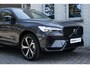 Volvo XC60 T8 Automaat Plug-in hybrid AWD Ultra Dark | Panoramadak met schuif-/kantelfunctie | Luchtvering | Semi elektrische trekhaak | Premium audio by Harman Kardon | Verwarmbare voorstoelen, achterbank en stuurwiel | Rondom zichtcamera | Adaptieve cruise control | Alarmklasse 3