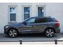 Volvo XC60 T8 Automaat Plug-in hybrid AWD Ultra Dark Panoramadak met schuif-/kantelfunctie | Luchtvering | Semi elektrische trekhaak | Premium audio by Harman Kardon | Verwarmbare voorstoelen, achterbank en stuurwiel | Rondom zichtcamera | Adaptieve cruise control | Alarmklasse 3