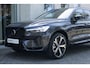 Volvo XC60 T8 Automaat Plug-in hybrid AWD Ultra Dark | Panoramadak met schuif-/kantelfunctie | Luchtvering | Semi elektrische trekhaak | Premium audio by Harman Kardon | Verwarmbare voorstoelen, achterbank en stuurwiel | Rondom zichtcamera | Adaptieve cruise control | Alarmklasse 3