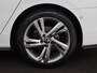 Volkswagen Golf 1.5 TSI R-Line | Trekhaak | Beats Audio | Camera | Stoelverwarming | Matrix LED | Sportstoelen | Adaptive cruise | Carplay | Dodehoek detectie | Keyless | Park Assist | Navigatie