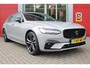 Volvo V90 B5 250PK ULTIMATE DARK MILD HYBRID | PANORAMISCH SCHUIF/KANTEL DAK | HARMAN KARDON PREMIUM AUDIO | FULL-LED ACTIVE HIGH BEAM KOPLAMPEN | LED MISTLAMPEN VOOR | POWER SEATS - BESTUURDERS- EN PASSAGIERSSTOEL ELEKTRISCHVERSTELBAAR MET GEHEUGEN, ELEKTRISCH VERSTELBARE  ZITVERLENGERS /LENDESTEUN VIERVOUDIG VERSTELBAAR | SPORTSTOELEN MET NAPPA LEER | STOEL/STUUR VERWARMING | ORREFORS KRISTALLEN POOKKNOP | ZWARTE HEMELBEKLEDING | EXTRA GETINT GLAS ACHTER | ACHTERUITRIJ CAMERA | UITKLAPBARE ZITVERHOGERS ACHTERBANK | 20" BLACK DIAMONT VELGEN | PARKEER VERWARMING MET TIMER "STANDKACHEL" | NAVIGATIE VIA GOOGLE | APPLE CARPLAY/ANDROID AUTO | PARKEERSENSOREN VOOR EN ACHTER | ELEKTRISCH BEDIENBARE ACHTERKLEP | KEYLESS ENTRY + START | DODEHOEK DETECTIE | DRAADLOZE TELEFOONLADER | ADAPTIVE CRUISE CONTROL |