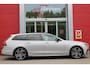 Volvo V90 B5 250PK ULTIMATE DARK MILD HYBRID | PANORAMISCH SCHUIF/KANTEL DAK | HARMAN KARDON PREMIUM AUDIO | FULL-LED ACTIVE HIGH BEAM KOPLAMPEN | LED MISTLAMPEN VOOR | POWER SEATS - BESTUURDERS- EN PASSAGIERSSTOEL ELEKTRISCHVERSTELBAAR MET GEHEUGEN, ELEKTRISCH VERSTELBARE  ZITVERLENGERS /LENDESTEUN VIERVOUDIG VERSTELBAAR | SPORTSTOELEN MET NAPPA LEER | STOEL/STUUR VERWARMING | ORREFORS KRISTALLEN POOKKNOP | ZWARTE HEMELBEKLEDING | EXTRA GETINT GLAS ACHTER | ACHTERUITRIJ CAMERA | UITKLAPBARE ZITVERHOGERS ACHTERBANK | 20" BLACK DIAMONT VELGEN | PARKEER VERWARMING MET TIMER "STANDKACHEL" | NAVIGATIE VIA GOOGLE | APPLE CARPLAY/ANDROID AUTO | PARKEERSENSOREN VOOR EN ACHTER | ELEKTRISCH BEDIENBARE ACHTERKLEP | KEYLESS ENTRY + START | DODEHOEK DETECTIE | DRAADLOZE TELEFOONLADER | ADAPTIVE CRUISE CONTROL |