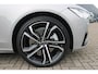 Volvo V90 B5 250PK ULTIMATE DARK MILD HYBRID | PANORAMISCH SCHUIF/KANTEL DAK | HARMAN KARDON PREMIUM AUDIO | FULL-LED ACTIVE HIGH BEAM KOPLAMPEN | LED MISTLAMPEN VOOR | POWER SEATS - BESTUURDERS- EN PASSAGIERSSTOEL ELEKTRISCHVERSTELBAAR MET GEHEUGEN, ELEKTRISCH VERSTELBARE  ZITVERLENGERS /LENDESTEUN VIERVOUDIG VERSTELBAAR | SPORTSTOELEN MET NAPPA LEER | STOEL/STUUR VERWARMING | ORREFORS KRISTALLEN POOKKNOP | ZWARTE HEMELBEKLEDING | EXTRA GETINT GLAS ACHTER | ACHTERUITRIJ CAMERA | UITKLAPBARE ZITVERHOGERS ACHTERBANK | 20" BLACK DIAMONT VELGEN | PARKEER VERWARMING MET TIMER "STANDKACHEL" | NAVIGATIE VIA GOOGLE | APPLE CARPLAY/ANDROID AUTO | PARKEERSENSOREN VOOR EN ACHTER | ELEKTRISCH BEDIENBARE ACHTERKLEP | KEYLESS ENTRY + START | DODEHOEK DETECTIE | DRAADLOZE TELEFOONLADER | ADAPTIVE CRUISE CONTROL |