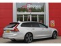 Volvo V90 B5 250PK ULTIMATE DARK MILD HYBRID | PANORAMISCH SCHUIF/KANTEL DAK | HARMAN KARDON PREMIUM AUDIO | FULL-LED ACTIVE HIGH BEAM KOPLAMPEN | LED MISTLAMPEN VOOR | POWER SEATS - BESTUURDERS- EN PASSAGIERSSTOEL ELEKTRISCHVERSTELBAAR MET GEHEUGEN, ELEKTRISCH VERSTELBARE  ZITVERLENGERS /LENDESTEUN VIERVOUDIG VERSTELBAAR | SPORTSTOELEN MET NAPPA LEER | STOEL/STUUR VERWARMING | ORREFORS KRISTALLEN POOKKNOP | ZWARTE HEMELBEKLEDING | EXTRA GETINT GLAS ACHTER | ACHTERUITRIJ CAMERA | UITKLAPBARE ZITVERHOGERS ACHTERBANK | 20" BLACK DIAMONT VELGEN | PARKEER VERWARMING MET TIMER "STANDKACHEL" | NAVIGATIE VIA GOOGLE | APPLE CARPLAY/ANDROID AUTO | PARKEERSENSOREN VOOR EN ACHTER | ELEKTRISCH BEDIENBARE ACHTERKLEP | KEYLESS ENTRY + START | DODEHOEK DETECTIE | DRAADLOZE TELEFOONLADER | ADAPTIVE CRUISE CONTROL |