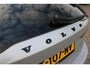 Volvo V90 B5 250PK ULTIMATE DARK MILD HYBRID | PANORAMISCH SCHUIF/KANTEL DAK | HARMAN KARDON PREMIUM AUDIO | FULL-LED ACTIVE HIGH BEAM KOPLAMPEN | LED MISTLAMPEN VOOR | POWER SEATS - BESTUURDERS- EN PASSAGIERSSTOEL ELEKTRISCHVERSTELBAAR MET GEHEUGEN, ELEKTRISCH VERSTELBARE  ZITVERLENGERS /LENDESTEUN VIERVOUDIG VERSTELBAAR | SPORTSTOELEN MET NAPPA LEER | STOEL/STUUR VERWARMING | ORREFORS KRISTALLEN POOKKNOP | ZWARTE HEMELBEKLEDING | EXTRA GETINT GLAS ACHTER | ACHTERUITRIJ CAMERA | UITKLAPBARE ZITVERHOGERS ACHTERBANK | 20" BLACK DIAMONT VELGEN | PARKEER VERWARMING MET TIMER "STANDKACHEL" | NAVIGATIE VIA GOOGLE | APPLE CARPLAY/ANDROID AUTO | PARKEERSENSOREN VOOR EN ACHTER | ELEKTRISCH BEDIENBARE ACHTERKLEP | KEYLESS ENTRY + START | DODEHOEK DETECTIE | DRAADLOZE TELEFOONLADER | ADAPTIVE CRUISE CONTROL |