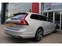 Volvo V90 B5 250PK ULTIMATE DARK MILD HYBRID | PANORAMISCH SCHUIF/KANTEL DAK | HARMAN KARDON PREMIUM AUDIO | FULL-LED ACTIVE HIGH BEAM KOPLAMPEN | LED MISTLAMPEN VOOR | POWER SEATS - BESTUURDERS- EN PASSAGIERSSTOEL ELEKTRISCHVERSTELBAAR MET GEHEUGEN, ELEKTRISCH VERSTELBARE  ZITVERLENGERS /LENDESTEUN VIERVOUDIG VERSTELBAAR | SPORTSTOELEN MET NAPPA LEER | STOEL/STUUR VERWARMING | ORREFORS KRISTALLEN POOKKNOP | ZWARTE HEMELBEKLEDING | EXTRA GETINT GLAS ACHTER | ACHTERUITRIJ CAMERA | UITKLAPBARE ZITVERHOGERS ACHTERBANK | 20" BLACK DIAMONT VELGEN | PARKEER VERWARMING MET TIMER "STANDKACHEL" | NAVIGATIE VIA GOOGLE | APPLE CARPLAY/ANDROID AUTO | PARKEERSENSOREN VOOR EN ACHTER | ELEKTRISCH BEDIENBARE ACHTERKLEP | KEYLESS ENTRY + START | DODEHOEK DETECTIE | DRAADLOZE TELEFOONLADER | ADAPTIVE CRUISE CONTROL |