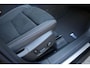Volvo XC40 B4 AUT7 197PK Plus Black Edition, Panoramisch Schuif-/Kanteldak, Adaptieve Cruise Control met Pilot Assist, Premium Audio by Harman Kardon, Elektrisch bedienbare bestuurdersstoel met geheugen, 360 Parkeercamera, Park Assist voor + achter, Verwarmbare voorstoelen + stuurwiel, Adaptieve koplampen, 20'' Lichtmetalen wielen